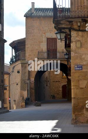 Das Rathaus der Renaissance und die umliegenden gepflasterten Straßen von Arnes, einer mittelalterlichen befestigten Stadt im Naturpark Els Ports in Katalonien Stockfoto