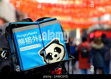 London, England, Großbritannien. Hungriger Panda mit dem Motorrad für die Lebensmittelzustellung in Chinatown Stockfoto