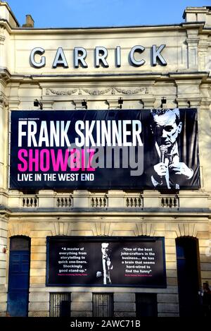 London, England, Großbritannien. Frank Skinner 'Showbiz' im Garrick Theatre, Charing Cross Road (Feb 2020) Stockfoto