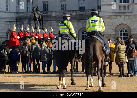 London, England, Großbritannien. Die berittene Polizei nimmt 11 Uhr am täglichen Wachwechsel in der Parade der Pferdegarde Teil. Rettungswachen (Hauskavalar) Stockfoto