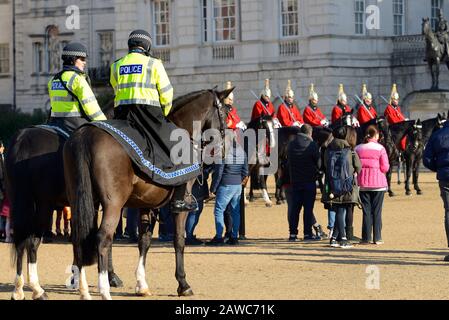 London, England, Großbritannien. Die berittene Polizei nimmt 11 Uhr am täglichen Wachwechsel in der Parade der Pferdegarde Teil. Rettungswachen (Hauskavalar) Stockfoto