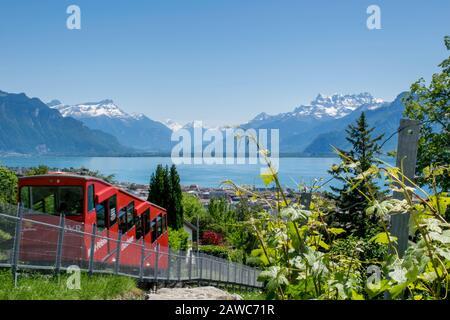 Rote Seilbahn auf dem Gipfel des Berges mit Blick auf den Genfersee und die Alpen Stockfoto