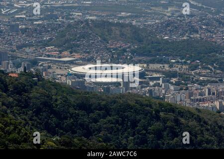 Das Stadion von Maracanã in der Nachbarschaft von Tijuca, wie es von Santa Teresa Neighborhood, Rio de Janeiro aus gesehen wird. Stockfoto