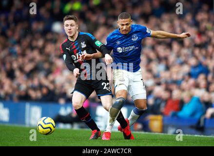 James McCarthy (links) von Crystal Palace und Evertons Richarlison kämpfen während des Premier-League-Spiels im Goodison Park, Liverpool, um den Ball. Stockfoto