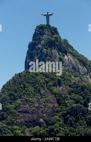 Art déco Christi die Erlöserstatue steht auf 709 m über dem Meeresspiegel über dem Corcovado-Hügel, Rio de Janeiro. Stockfoto