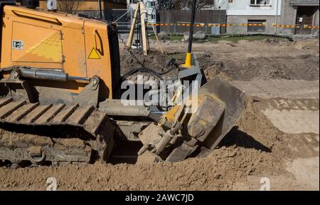 Beim Umbau der Straße führt ein Bulldozer Erdarbeiten durch. Stockfoto