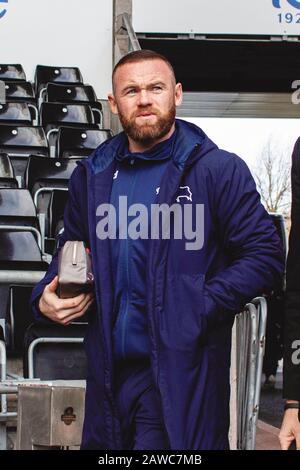 Swansea, Großbritannien. Februar 2020. Wayne Rooney von Derby County kommt im Liberty Stadium an. EFL Skybet Championship Match, Swansea City / Derby County im Liberty Stadium in Swansea, South Wales am Samstag, 8. Februar 2020. Dieses Bild darf nur für redaktionelle Zwecke verwendet werden. Nur redaktionelle Nutzung, Lizenz für kommerzielle Nutzung erforderlich. Keine Verwendung bei Wetten, Spielen oder einer einzelnen Club-/Liga-/Spielerpublikationen. PIC von Lewis Mitchell/Andrew Orchard Sportfotografie/Alamy Live News Credit: Andrew Orchard Sportfotografie/Alamy Live News Stockfoto