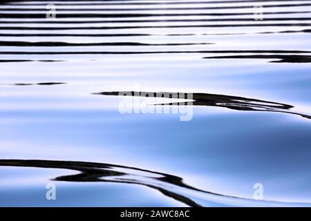 Moody Abstract Bild von Künstlerischen grafischen Wasserreflexionen für Buchumschläge oder andere künstlerische Verwendung II Stockfoto