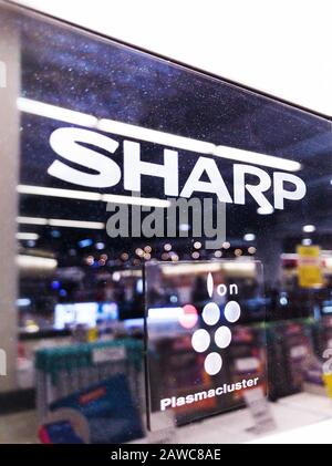 2020: Logotyp des Sharp Corp, platziert auf Elektronikzentrum Stockfoto