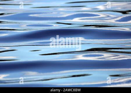 Moody Abstract Bild von Künstlerischen grafischen Wasserreflexionen für Buchumschläge oder andere künstlerische Verwendung I Stockfoto