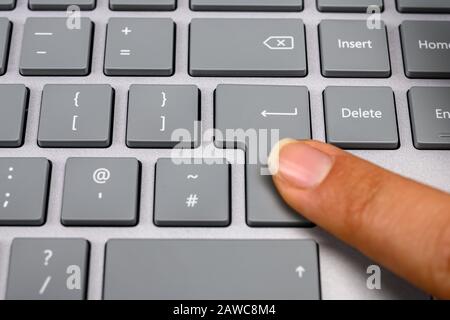 Drücken Sie die Eingabetaste auf der Tastatur Stockfoto
