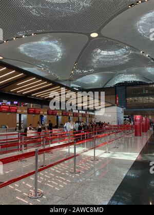 Blick auf die Menschen beim Check-in-Bereich der türkischen Fluggesellschaften am neuen Flughafen Istanbul. Stockfoto