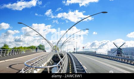 Moderne bewegliche Transportbrücke im Dorf Zaanse Schans, Niederlande. Stockfoto