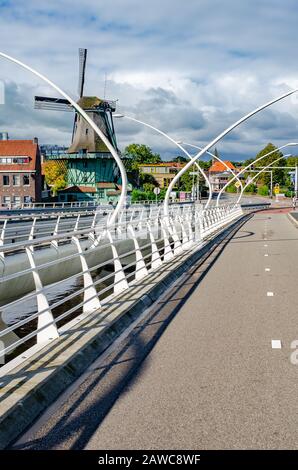 Moderne bewegliche Transportbrücke im Dorf Zaanse Schans, Niederlande. Stockfoto