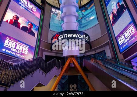 Der Cineworld Kino-Eingang im Millennium Dome in North Greenwich, London Stockfoto