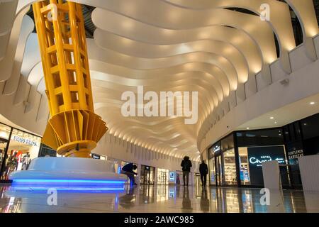 Zwei Menschen gehen durch das Innere des O2 Millennium Dome in North Greenwich London Stockfoto