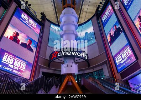 Der Cineworld Kino-Eingang im Millennium Dome in North Greenwich, London Stockfoto