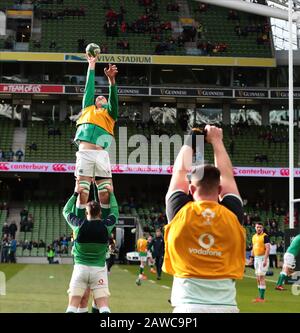 Aviva Stadium, Dublin, Leinster, Irland. Februar 2020. International Six Nations Rugby, Ireland versus Wales; Devin Toner (Irland) streckt sich während der Aufwärmkredite für einen Lineuutball: Action Plus Sports/Alamy Live News Stockfoto