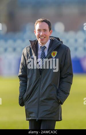 Dens Park, Dundee, Großbritannien. Februar 2020. Scottish Championship Football, Dundee versus Partick Thistle; Schiedsrichter Colin Steven inspiziert das Spielfeld vor dem Match Credit: Action Plus Sports/Alamy Live News Stockfoto