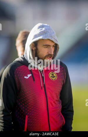 Dens Park, Dundee, Großbritannien. Februar 2020. Scottish Championship Football, Dundee versus Partick Thistle; Stuart Bannigan von Partick Thistle überprüft das Spielfeld vor dem Match Credit: Action Plus Sports/Alamy Live News Stockfoto