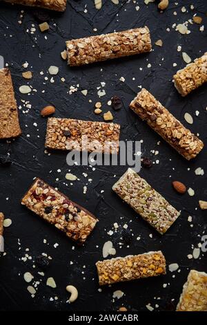 Mixed Gluten Free Granola Cereal Energy Bars. Mit getrockneten Früchten und Nüssen Stockfoto