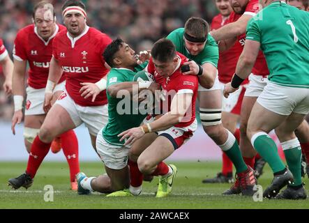 Der walisische Josh Adams (Zentrum) wird während des Guinness Six Nations Matches im Aviva Stadium, Dublin, von den irischen Bundesteiln Aki (links) und Iain Henderson (rechts) in Angriff genommen. Stockfoto