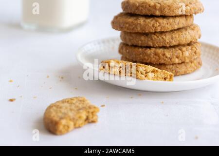 Gesunder Snack - Hafermilch und Hafergebäck, alternatives Milchgetränk Stockfoto