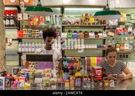 Void, eine kleine Kette von kleinen Modegeschäften, die als Bar und Restaurant genutzt werden, in Rua Voluntários da Pátria, Botafogo, Rio de Janeiro, Brasilien Stockfoto