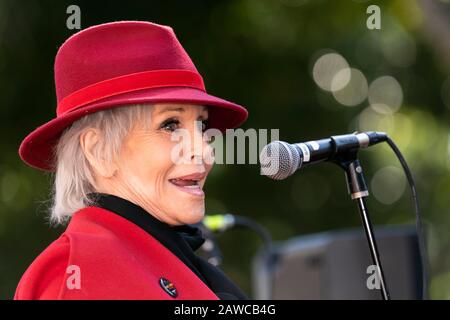 Schauspielerin und Aktivistin Jane Fonda spricht während einer Feuerwehrübung am Freitag bei der Kundgebung zum Klimawandel vor der Los Angeles City Hall. Stockfoto