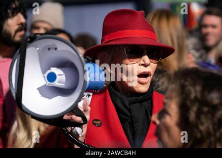 Schauspielerin und Aktivistin Jane Fonda spricht während einer Feuerwehrübung am Freitag bei der Kundgebung zum Klimawandel vor der Los Angeles City Hall. Stockfoto