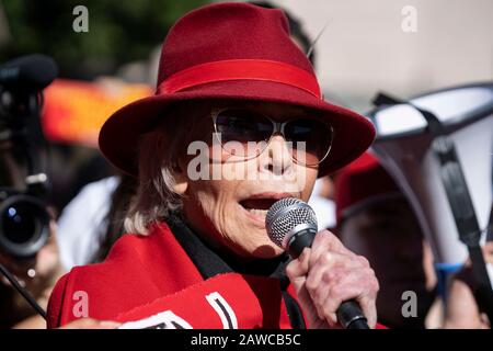 Schauspielerin und Aktivistin Jane Fonda spricht während einer Feuerwehrübung am Freitag bei der Kundgebung zum Klimawandel vor der Los Angeles City Hall. Stockfoto