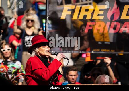 Schauspielerin und Aktivistin Jane Fonda spricht während einer Feuerwehrübung am Freitag bei der Kundgebung zum Klimawandel vor der Los Angeles City Hall. Stockfoto