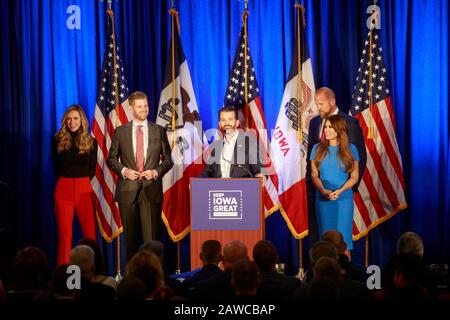 Mitglieder der Familie von Präsident Donald J. Trump aus den Vereinigten Staaten, darunter Lara Trump, Sohn Eric Trump, Donald Trump Jr., Trump Juniors Freundin, Kim Guilfoyle und 2020 Trump-Kampagnenleiter Brad Parscale, halten Die Große Pressekonferenz Von Keep Iowa in des Moines ab. Stockfoto