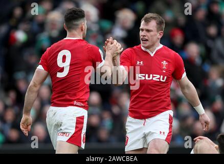 Der walisische Tomos Williams (links) feiert mit Nick Tompkins, nachdem er während des Guinness Six Nations Matches im Aviva Stadium, Dublin, den ersten Versuch seiner Seite erzielt hatte. Stockfoto