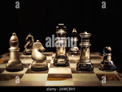 Stilisierte Schachfiguren auf Schachbrett. Stockfoto