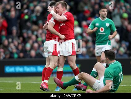 Der walisische Tomos Williams (links) feiert mit Nick Tompkins, nachdem er während des Guinness Six Nations Matches im Aviva Stadium, Dublin, den ersten Versuch seiner Seite erzielt hatte. Stockfoto