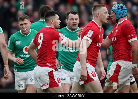 Der walisische Tomos Williams (9) feiert, nachdem er während des Guinness Six Nations Matches im Aviva Stadium, Dublin, den ersten Versuch seiner Seite erzielt hat. Stockfoto