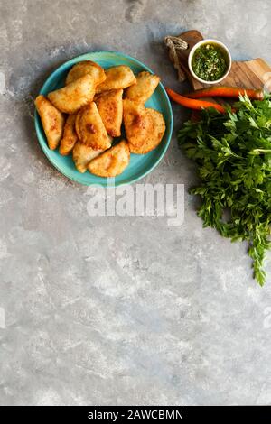 Empanadas de carne argentinas con chimichurri salsa Stockfoto