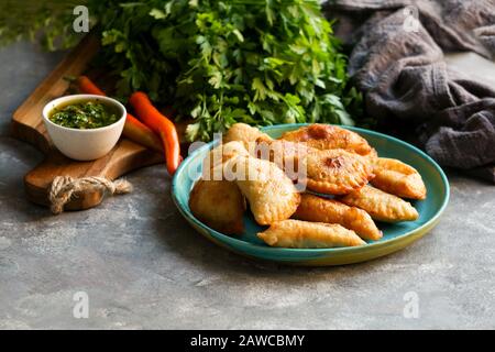 Empanadas de carne argentinas con chimichurri salsa Stockfoto