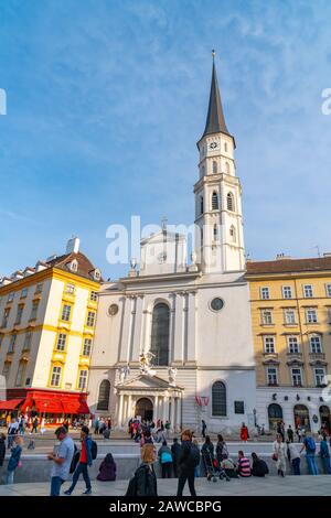 Wien, Österreich 25. November 2019 - Äußeres zur Michaelskirche. Stockfoto