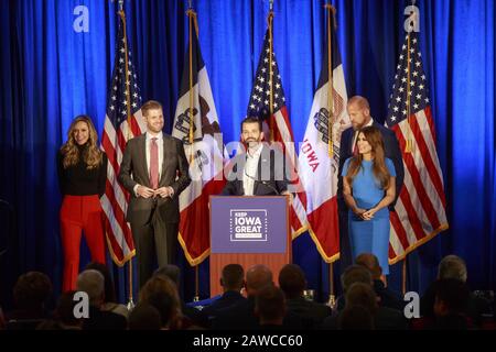 Des Moines, USA. Februar 2020. Mitglieder der Familie von Präsident Donald J. Trump aus den Vereinigten Staaten, darunter Lara Trump, Sohn Eric Trump, Donald Trump Jr., Trump Juniors Freundin, Kim Guilfoyle und 2020 Trump-Kampagnenleiter Brad Parscale, halten Die Große Pressekonferenz Von Keep Iowa in des Moines ab. Gutschrift: Jeremy Hogan/SOPA Images/ZUMA Wire/Alamy Live News Stockfoto