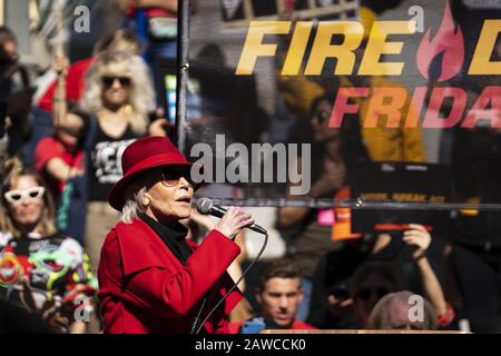 Los Angeles, USA. März 2019. Schauspielerin und Aktivistin Jane Fonda spricht während einer Feuerwehrübung am Freitag bei der Kundgebung zum Klimawandel vor der Los Angeles City Hall. Kredit: Ronen Tivony/SOPA Images/ZUMA Wire/Alamy Live News Stockfoto