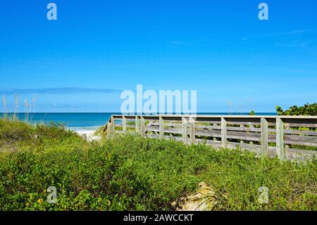 Holz- Beach Boardwalk führt zu einem weißen Sandstrand Gulf Coast Strand Stockfoto