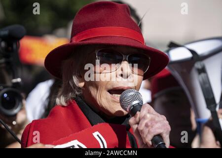 Los Angeles, USA. März 2019. Schauspielerin und Aktivistin Jane Fonda spricht während einer Feuerwehrübung am Freitag bei der Kundgebung zum Klimawandel vor der Los Angeles City Hall. Kredit: Ronen Tivony/SOPA Images/ZUMA Wire/Alamy Live News Stockfoto