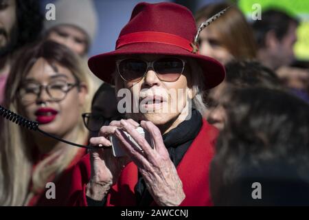 Los Angeles, USA. März 2019. Schauspielerin und Aktivistin Jane Fonda spricht während einer Feuerwehrübung am Freitag bei der Kundgebung zum Klimawandel vor der Los Angeles City Hall. Kredit: Ronen Tivony/SOPA Images/ZUMA Wire/Alamy Live News Stockfoto