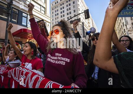 15. März 2019 in Los Angeles, Vereinigte Staaten: Klimaschützer singen Slogans, während sie während der Feuerwehrübung von Jane Fonda am Freitag in Los Angeles marschieren. (Bild: © Ronen Tivony/SOPA Bilder über ZUMA Draht) Stockfoto