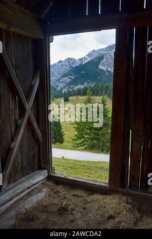 Inneneinrichtung einer alten Scheune im Berg mit Panoramablick Stockfoto