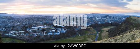 Blick von Arthurs Sitz in Richtung Pollock Halls und Stadtzentrum, Edinburgh, Schottland Stockfoto