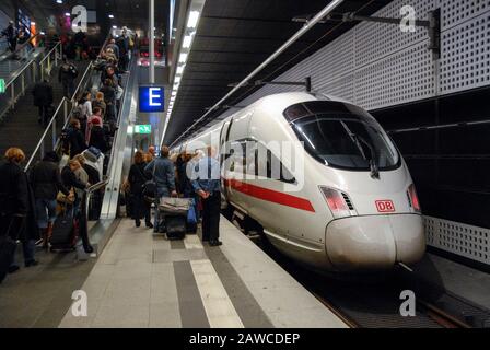 Bahnpassagiere, die den Inter City Express (ICE) am Berliner Bahnhof, Berlin Hauptbahnhof (Berlin Hbf), dem Hauptbahnhof der deutschen Hauptstadt in G. Stockfoto