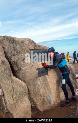 08. Februar 2020, Sachsen-Anhalt, Wernigerode: Florian Reichert ist der erste, der nach der "Brocken-Challenge" den Harzgipfel erreicht hat. Der Sportlehrer erreichte den Brocken nach 6 Stunden und 33 Minuten bei trockenem Wetter, Wind und kühlen Temperaturen. Der 80 Kilometer lange Benefiz-Ultramarathonlauf wird jährlich vom Verein "Ausdauersport für Menschlichkeit" veranstaltet und fand zum 17. Mal statt. Rund 180 Läufer starteten am Morgen um 06:00 Uhr in Göttingen. Das Wetter im Harz dürfte sich in den kommenden Tagen grundlegend ändern. In der Nacht zum Montag erreicht ein Sturmtief den Stockfoto